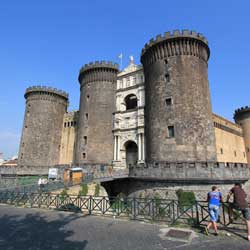 Castel Nuovo - Extérieur
