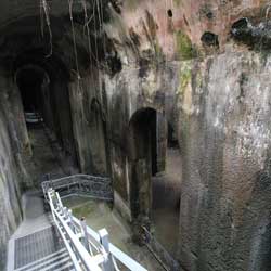 Piscina Mirabilis - Escalier